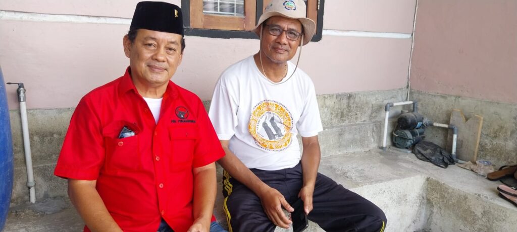 Wakil Ketua Bidang UMKM DPD PDI-Perjuangan Maluku, Irvan Hamka bersama Ketua RT.004/RW.013 Gadihu Indah, Suud Marasabessy